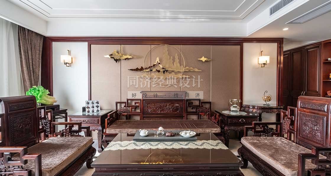 客厅：主背景隐形门的运用，让客厅开间更大，视觉效果更好。